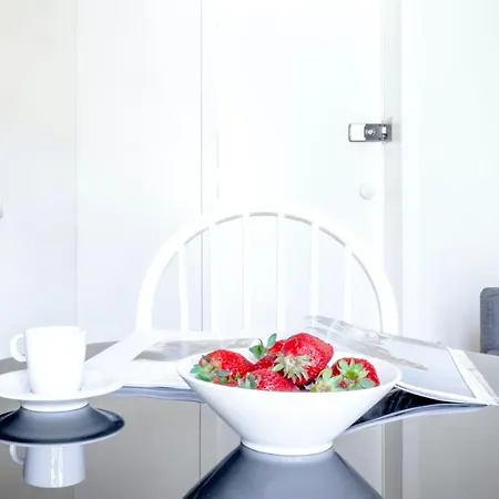 Apartment Plum Guide - The Historical Collage Lisbon